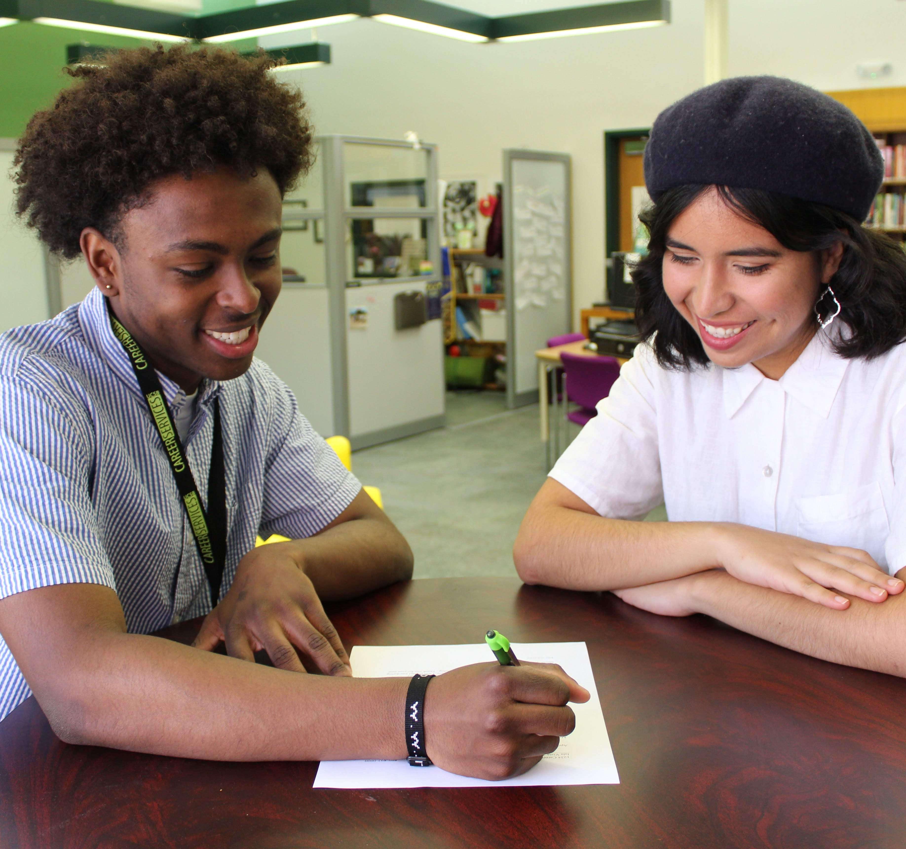 photo of career peer advisor helping student for workshops